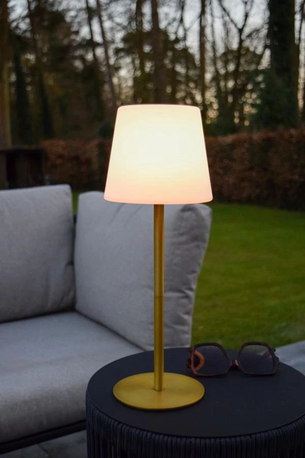 Lucide TYON - Lampe de table Rechargeable Intérieur/Extérieur - Batterie/Piles - Ø 15 cm - LED Dim. - 1x2W 2700K - IP65 - Or Mat / Laiton - ambiance 1